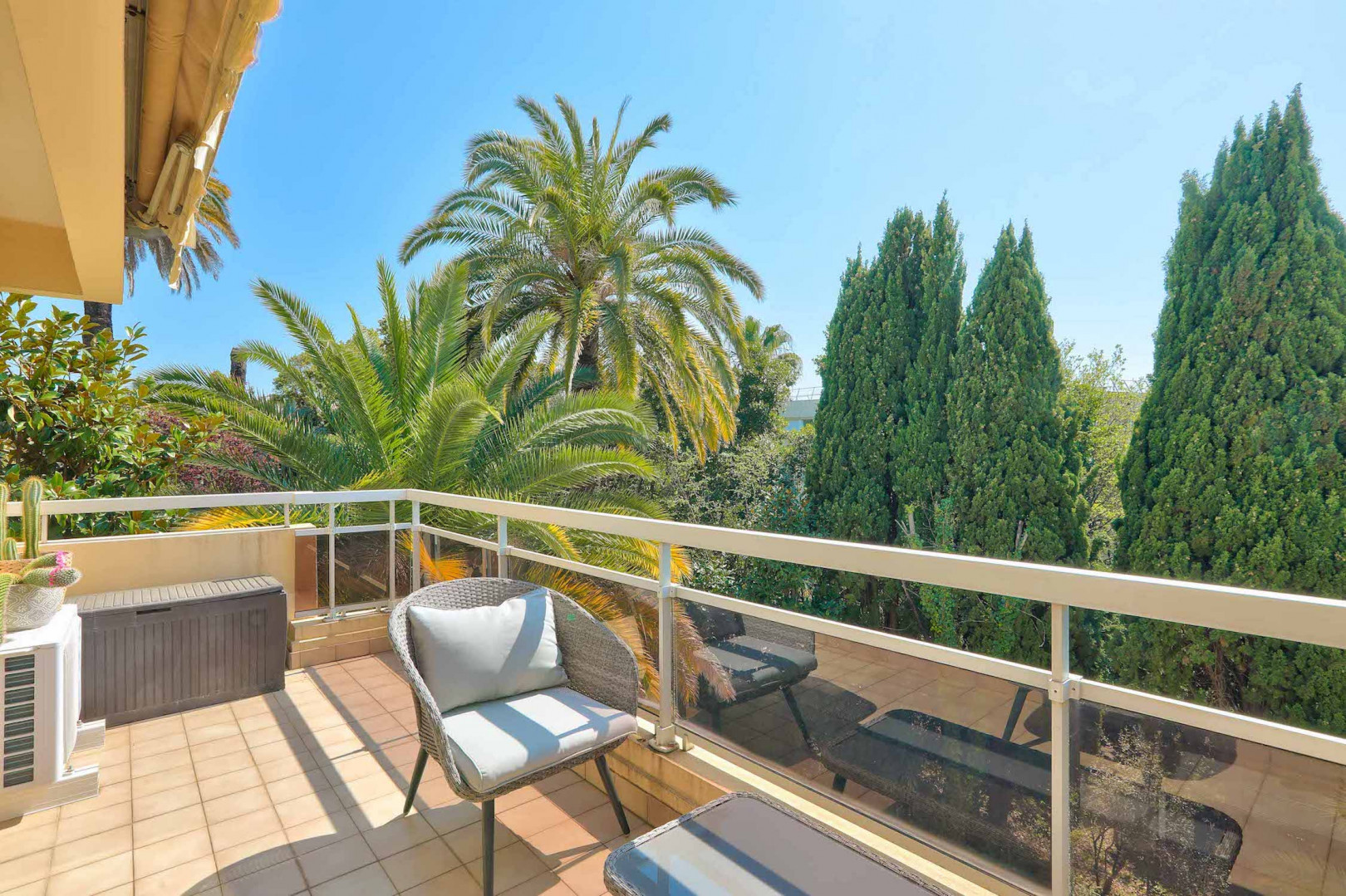 
                                                Vente
                                                 Nice Valrose - 4 pièces en dernier étage avec terrasse