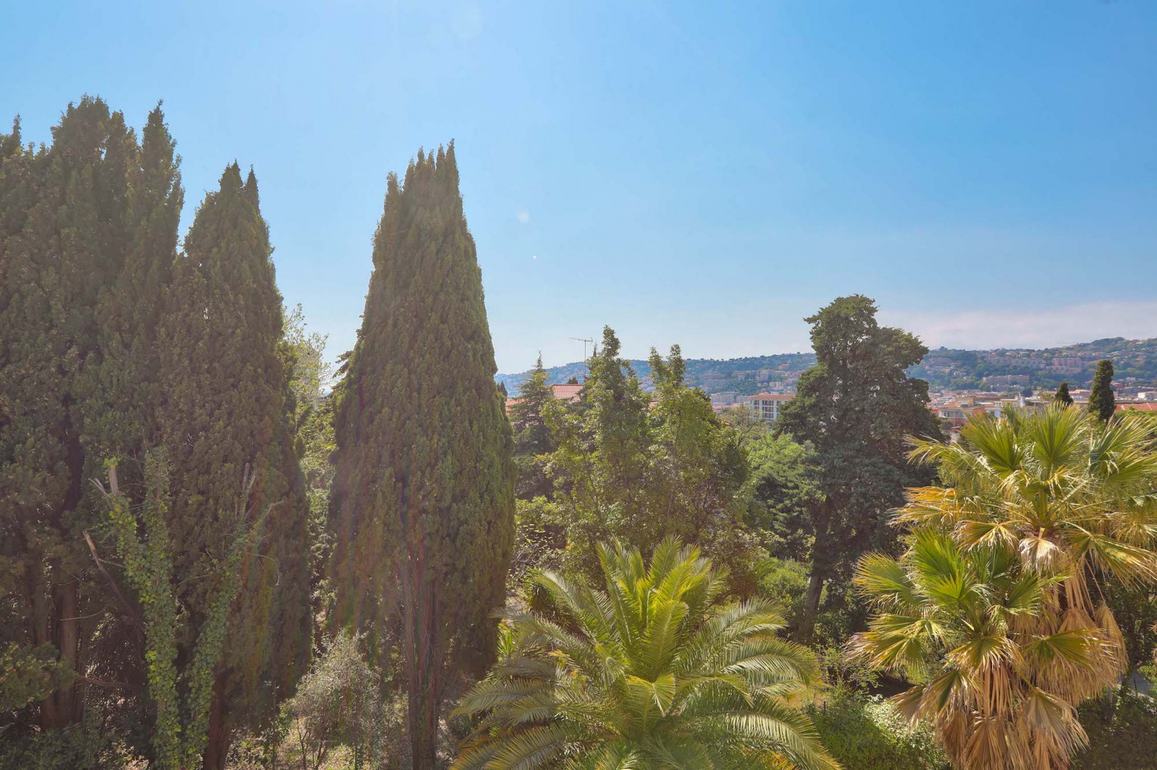 
                                                Vente
                                                 Nice Valrose - 4 pièces en dernier étage avec terrasse