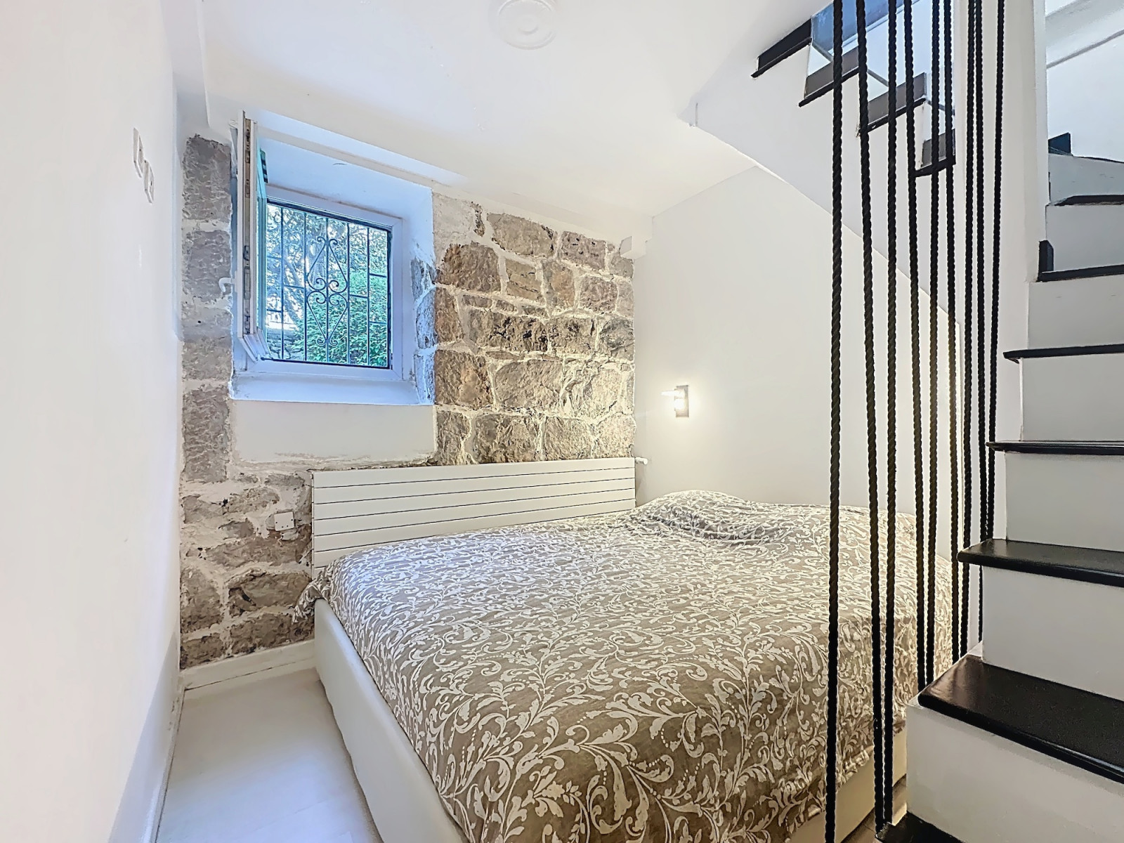 
                                                Vente
                                                 Nice Valrose - Charmant 2 pièces en duplex dans un Palais Belle Epoque entouré de jardins