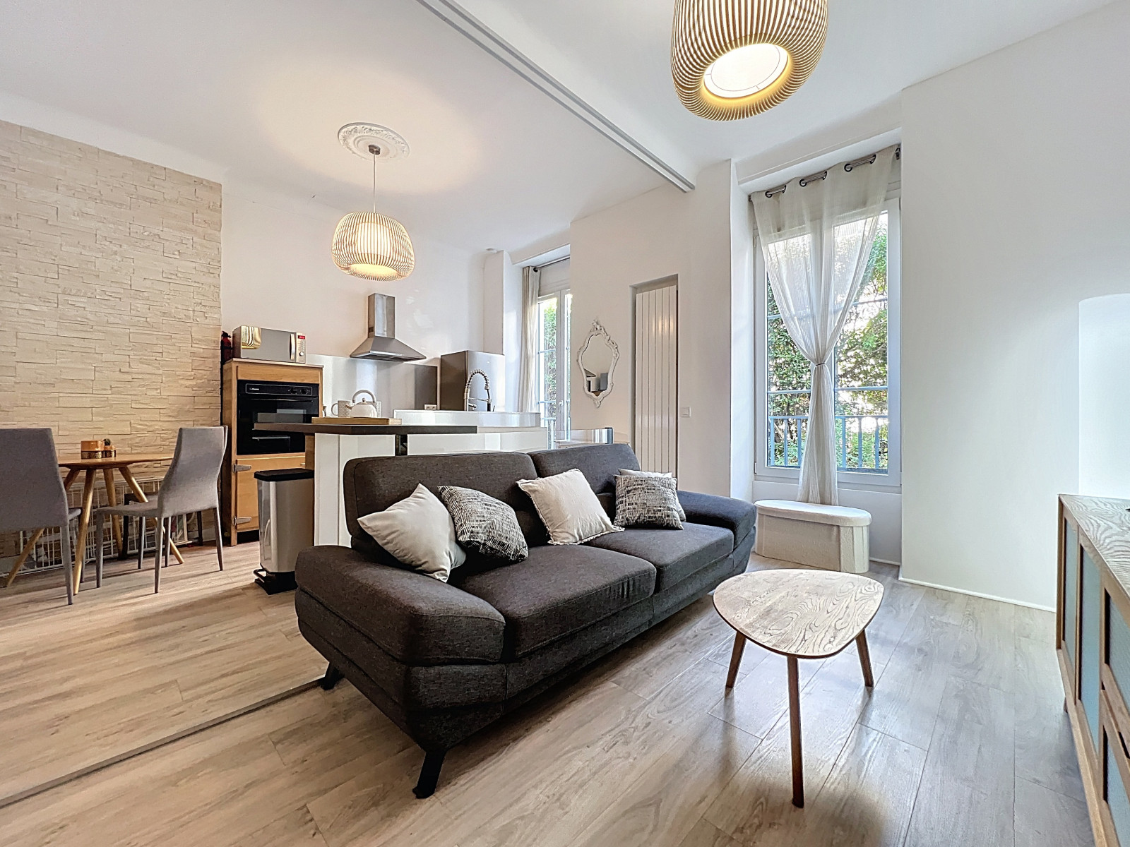 
                                                Vente
                                                 Nice Valrose - Charmant 2 pièces en duplex dans un Palais Belle Epoque entouré de jardins