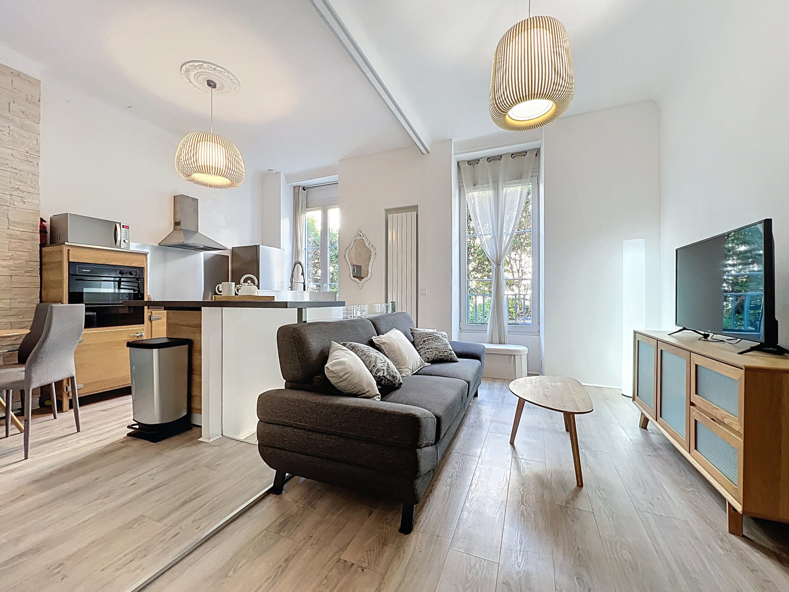 
                                                Vente
                                                 Nice Valrose - Charmant 2 pièces en duplex dans un Palais Belle Epoque entouré de jardins