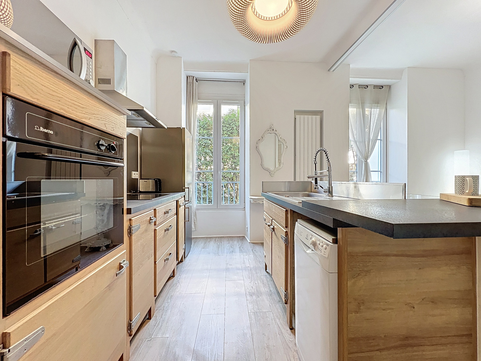 
                                                Vente
                                                 Nice Valrose - Charmant 2 pièces en duplex dans un Palais Belle Epoque entouré de jardins