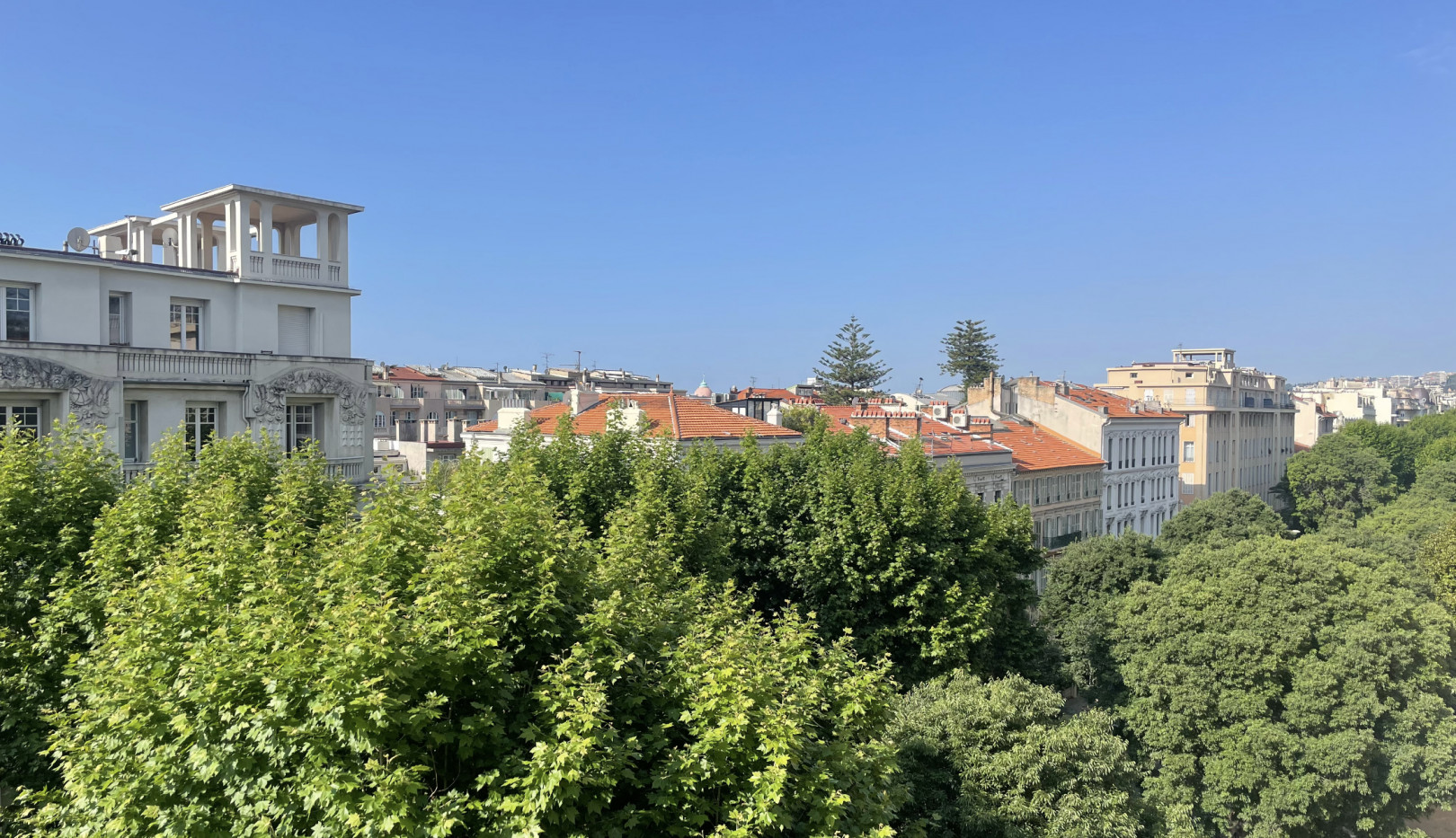 
                                                Vente
                                                 Nice Victor Hugo - Élégant 3 pièces traversant de 80 m² avec vue dégagée