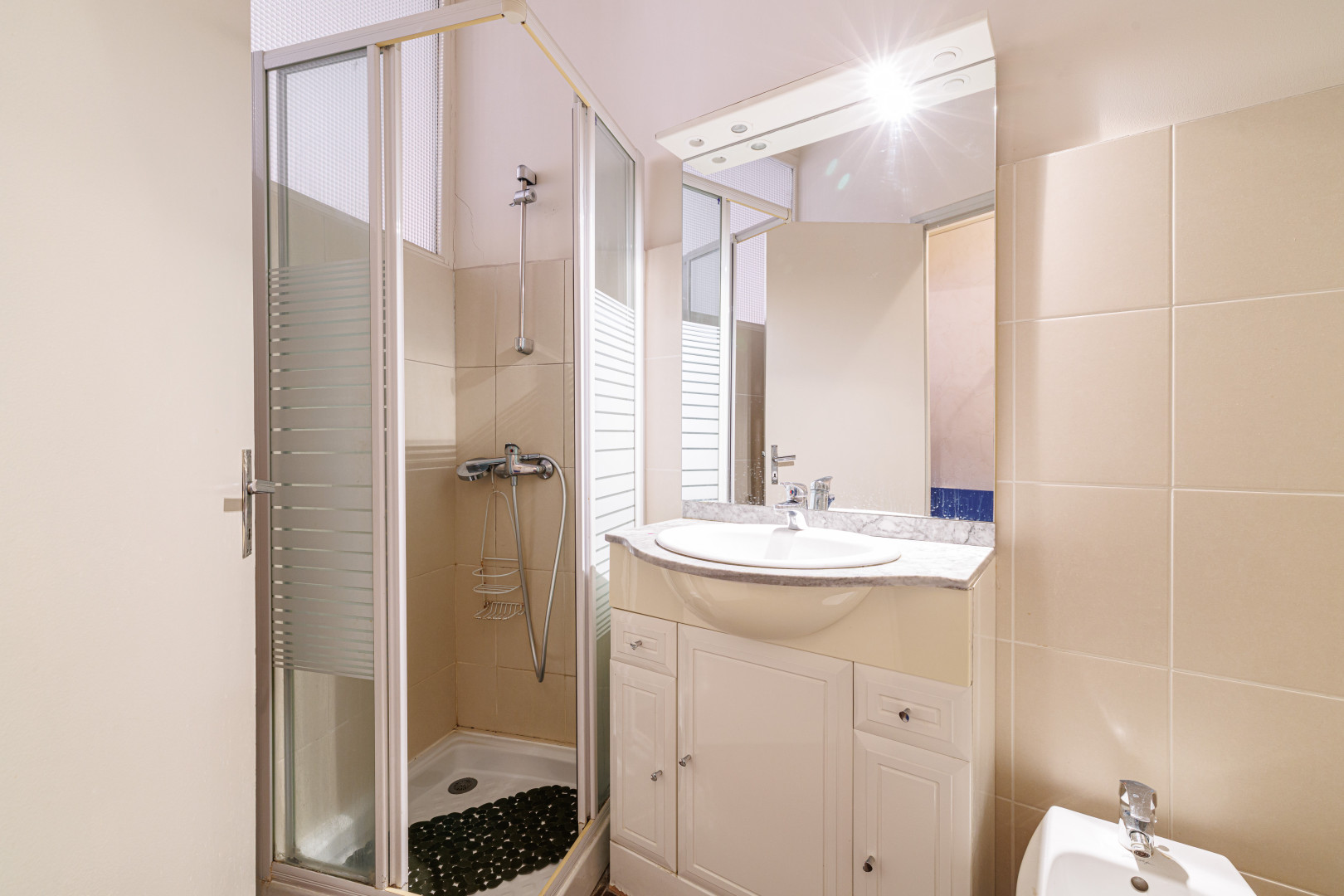 
                                                Vente
                                                 Nice - Wilson-  Joli 3 pièces traversant avec de nombreux extérieurs à rénover