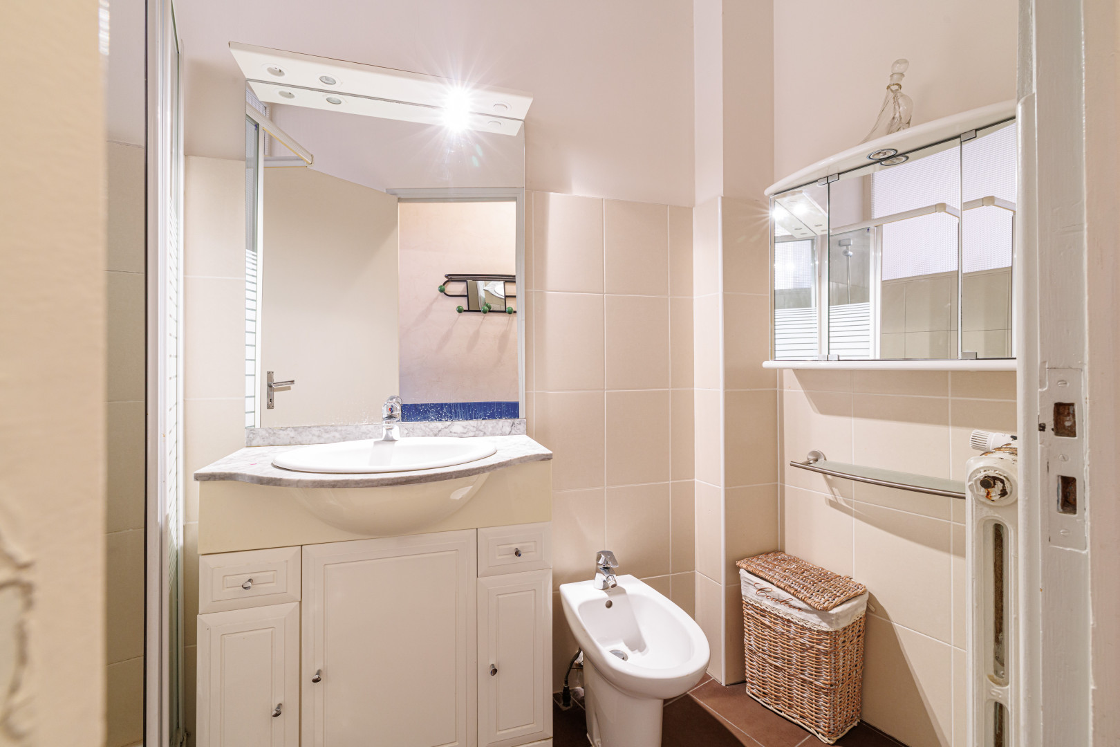 
                                                Vente
                                                 Nice - Wilson-  Joli 3 pièces traversant avec de nombreux extérieurs à rénover