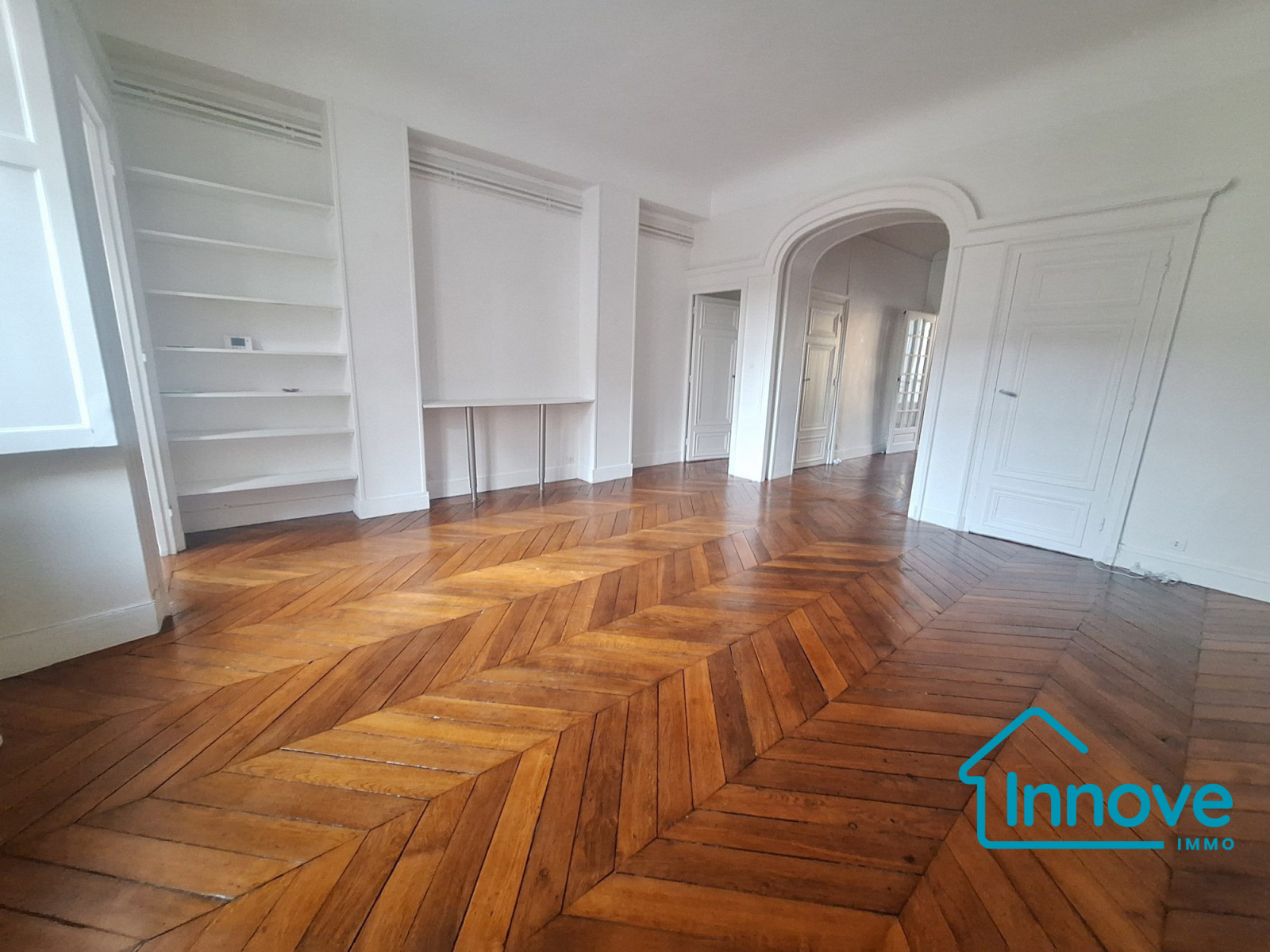 
                                                Vente
                                                 Notre-Dame : Appartement atypique avec 6 chambres et extérieur.