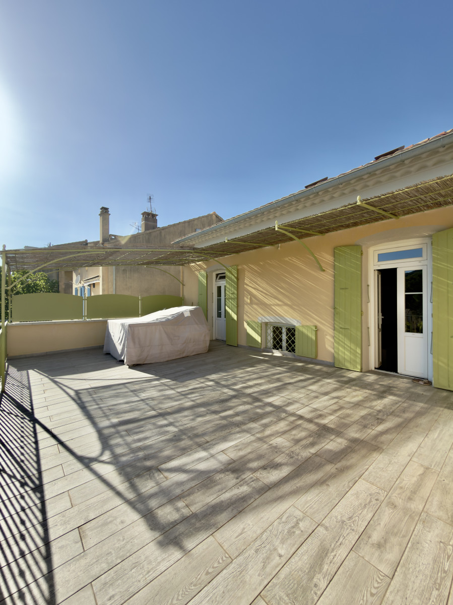 
                                                Vente
                                                 NYONS Centre DROME PROVENCALE VILLA 185M² 5 Chambres JARDIN 500M² TERRASSE PLEIN SUD