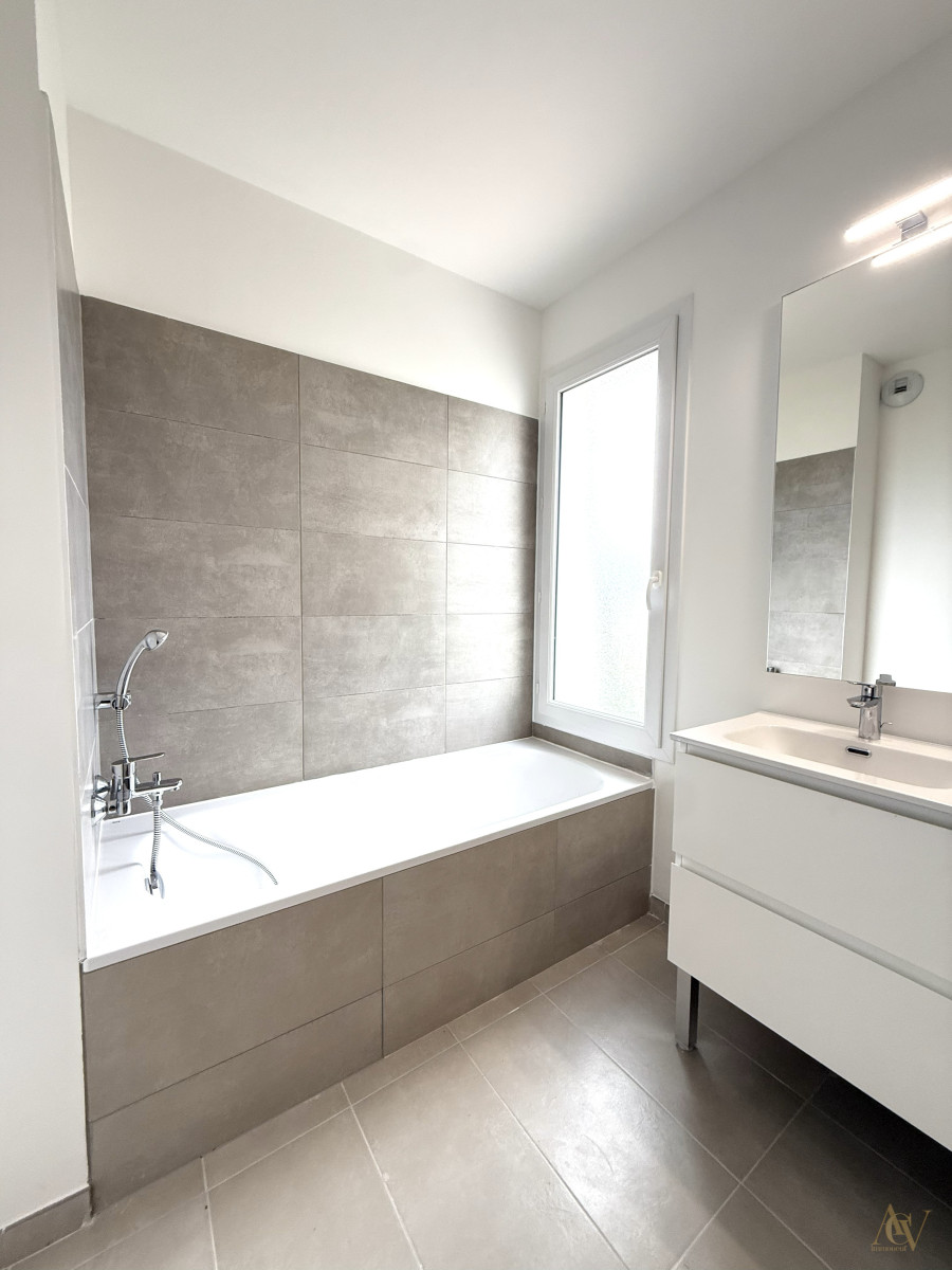 
                                                Vente
                                                 OFFRES EXCLUSIVES sur ce T3 de 65 m² avec terrasse et vue dégagée sur Grimaud à Cogolin