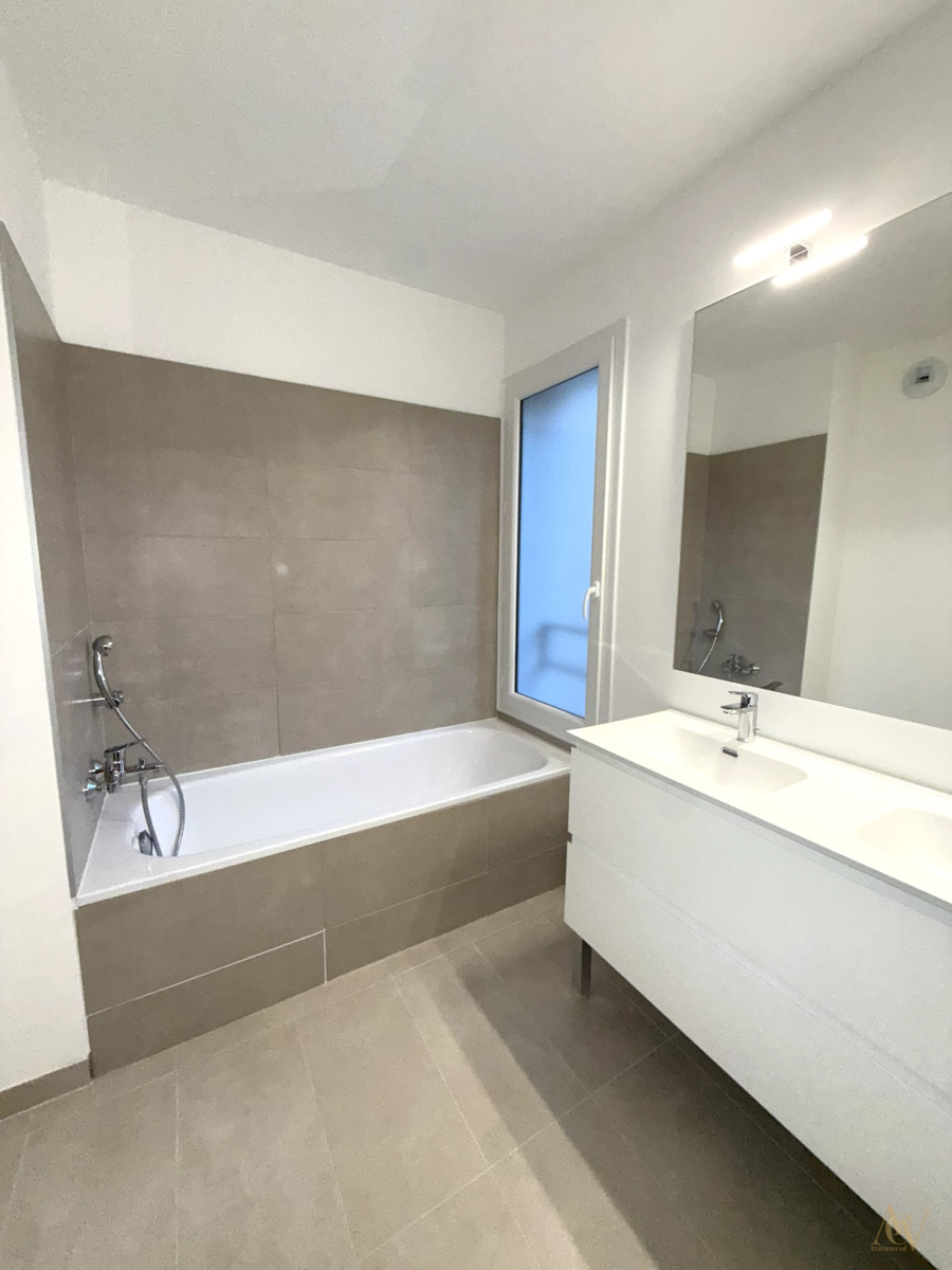 
                                                Vente
                                                 OFFRES EXCLUSIVES sur ce T3 en rez-de-jardin surélevé avec extérieur à Cogolin