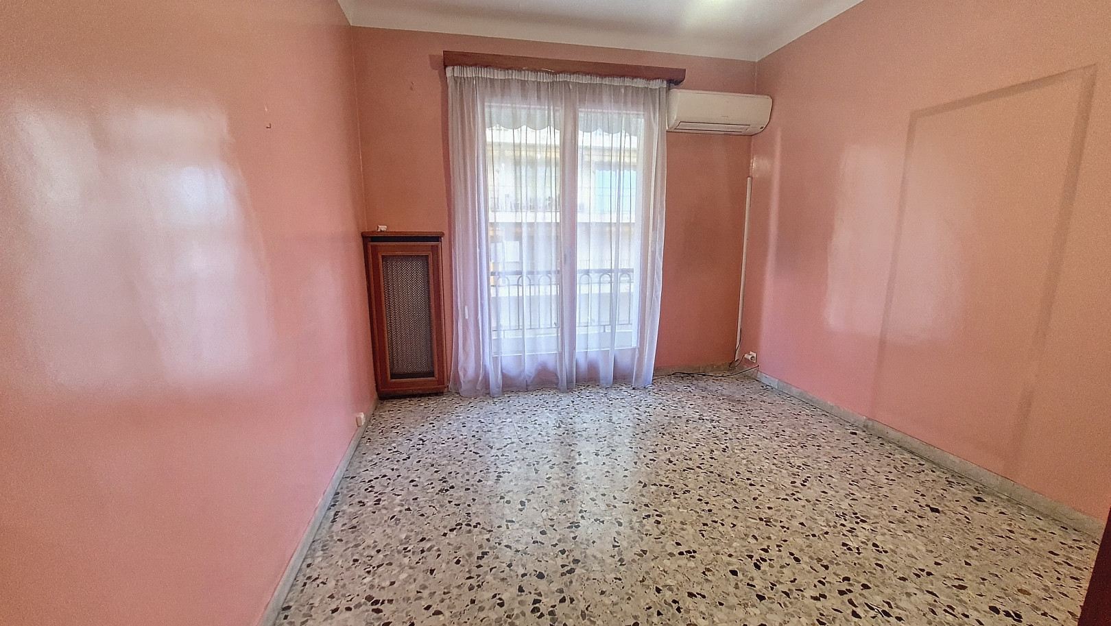 
                                                Vente
                                                 OPPORTUNITE A SAISIR - appartement F4 - 90m² avec grand garage e
