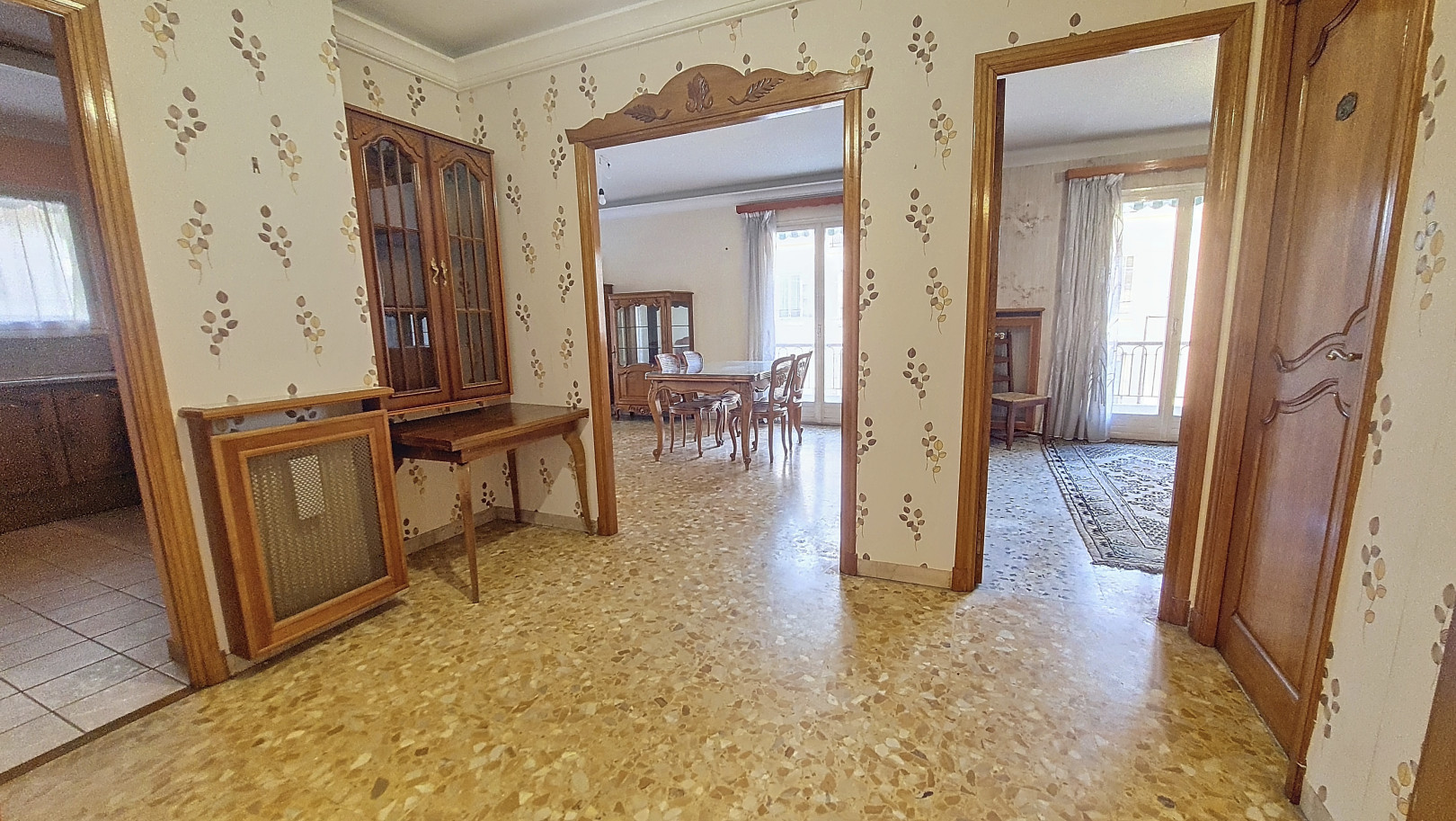
                                                Vente
                                                 OPPORTUNITE A SAISIR - appartement F4 - 90m² avec grand garage e