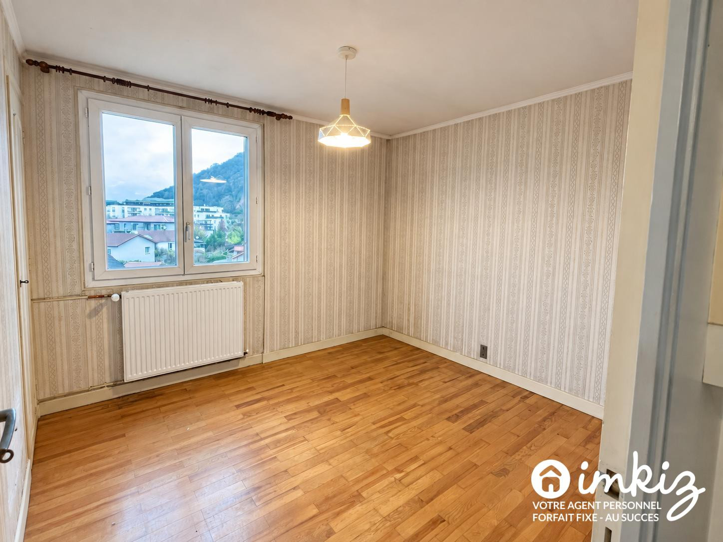 
                                                Vente
                                                 Opportunité à saisir : T4 de 58m² à fort potentiel