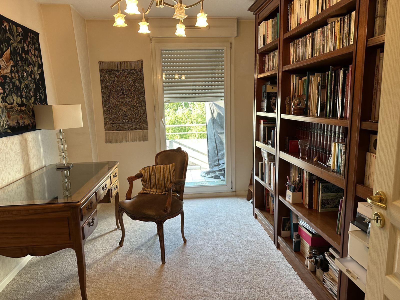 
                                                Location
                                                 Opportunité rare sur canal et Proxi tram 
Calme