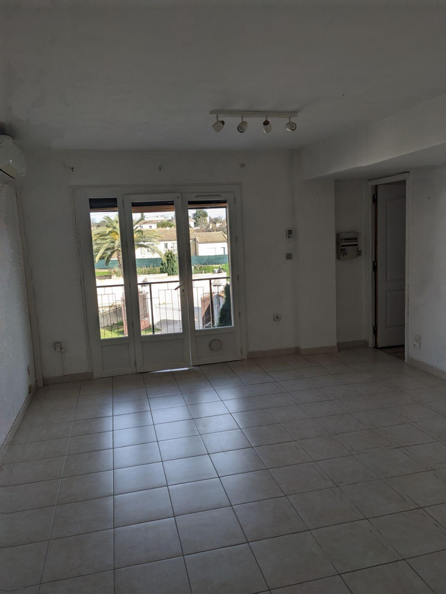 
                                                Location
                                                 P3  avec balcon sur cour commune avec garage