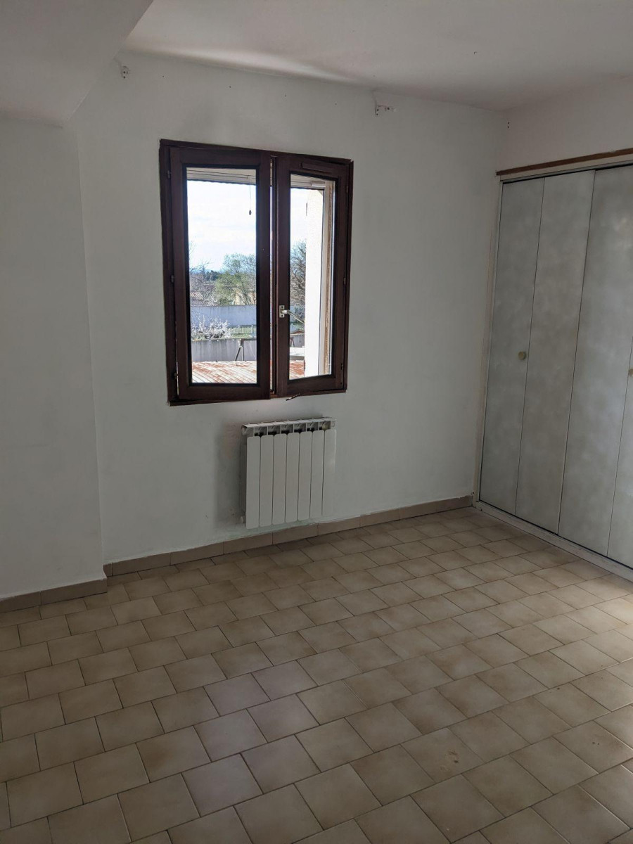 
                                                Location
                                                 P3  avec balcon sur cour commune avec garage