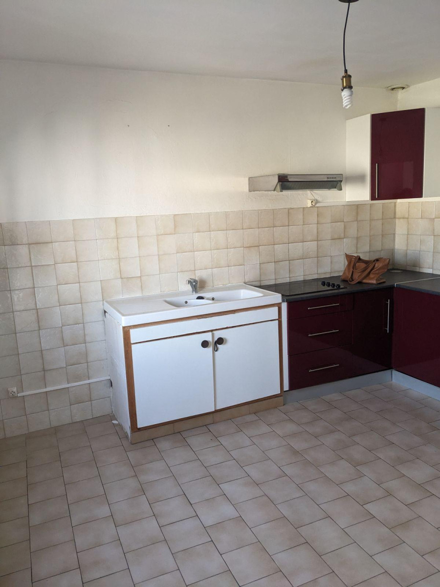 
                                                Location
                                                 P3  avec balcon sur cour commune avec garage