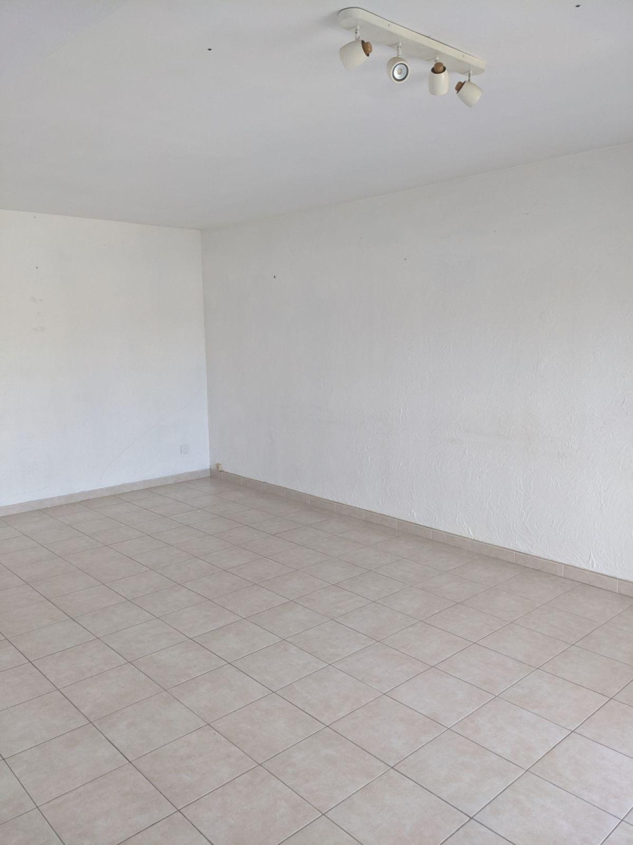 
                                                Location
                                                 P3  avec balcon sur cour commune avec garage