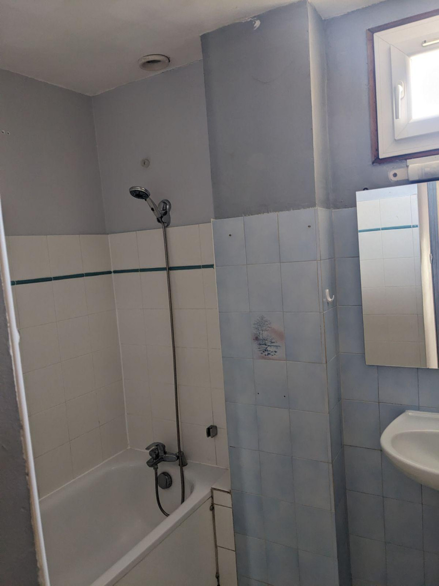 
                                                Location
                                                 P3  avec balcon sur cour commune avec garage