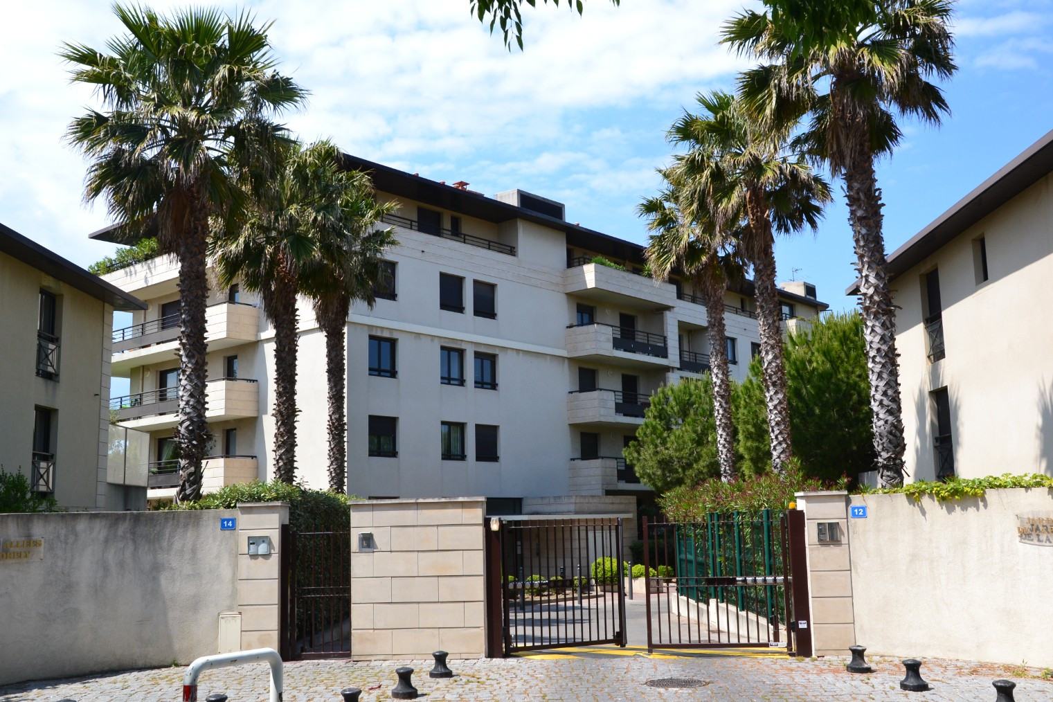 
                                                Location
                                                 Parc Borely