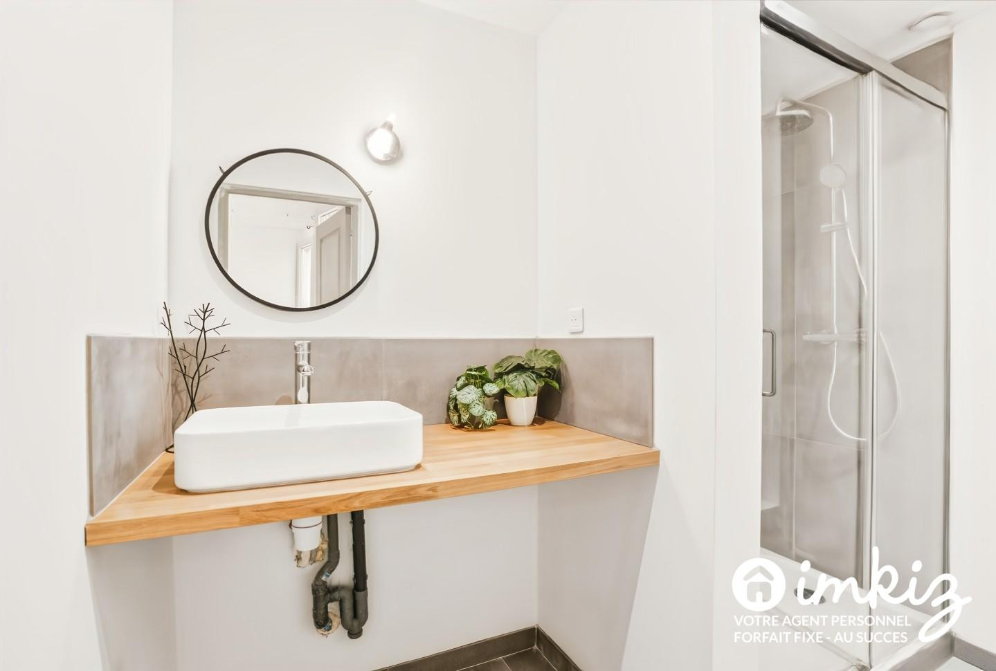 
                                                Vente
                                                 Paris 10ème 3 pièces 58 m² calme sur cour à neuf