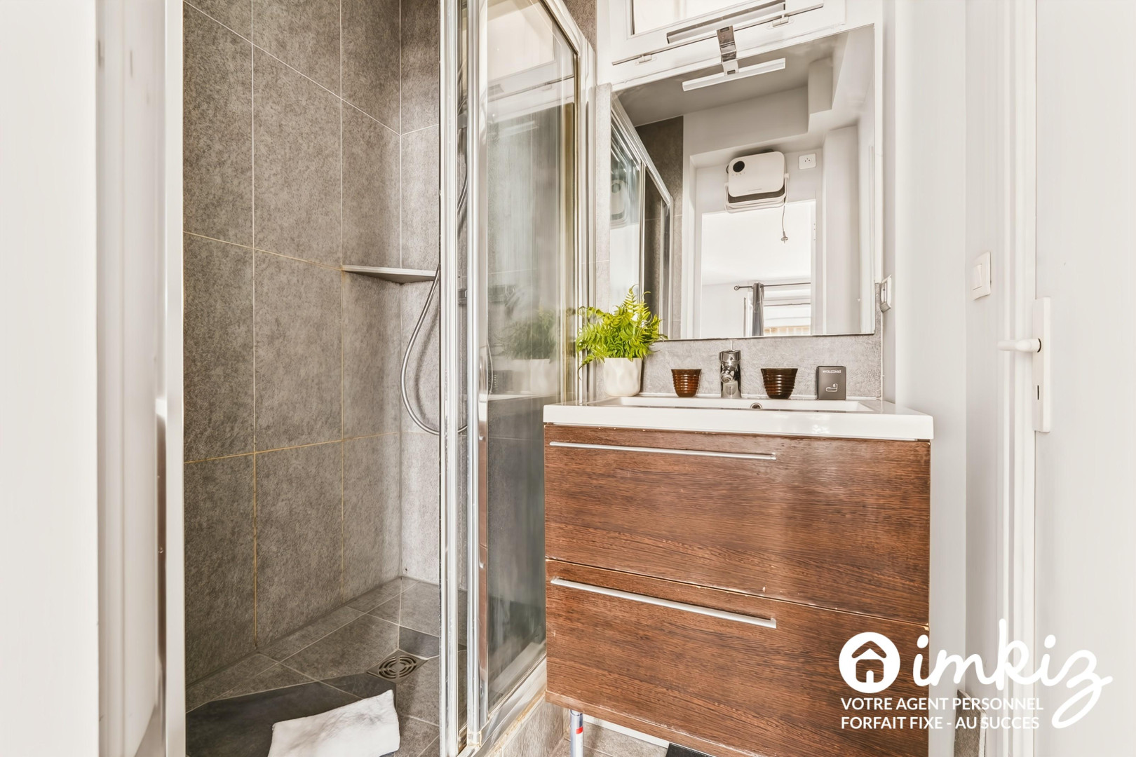 
                                                Vente
                                                 Paris 10ème 4 pièces 98 m² sur rue rénové