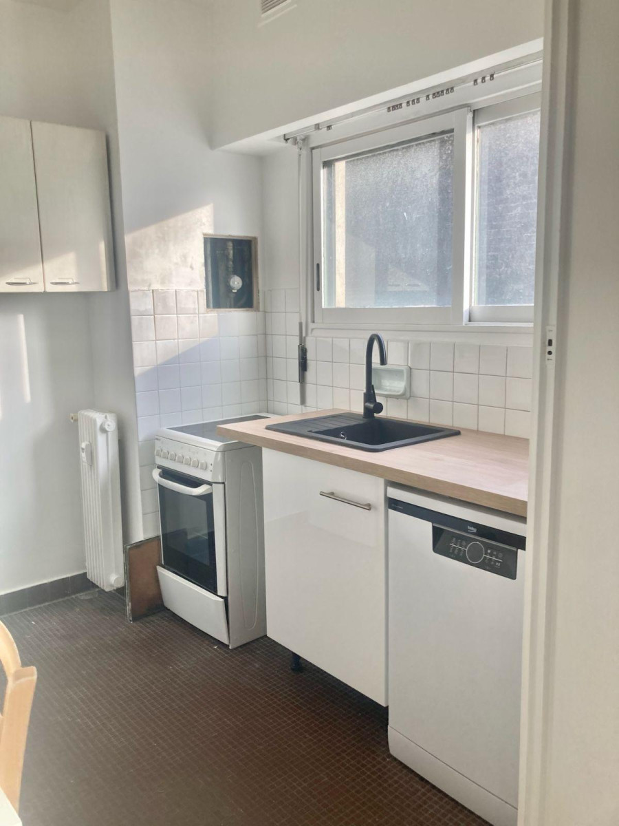 
                                                Location
                                                 Paris 15, grand studio meublé clair et calme