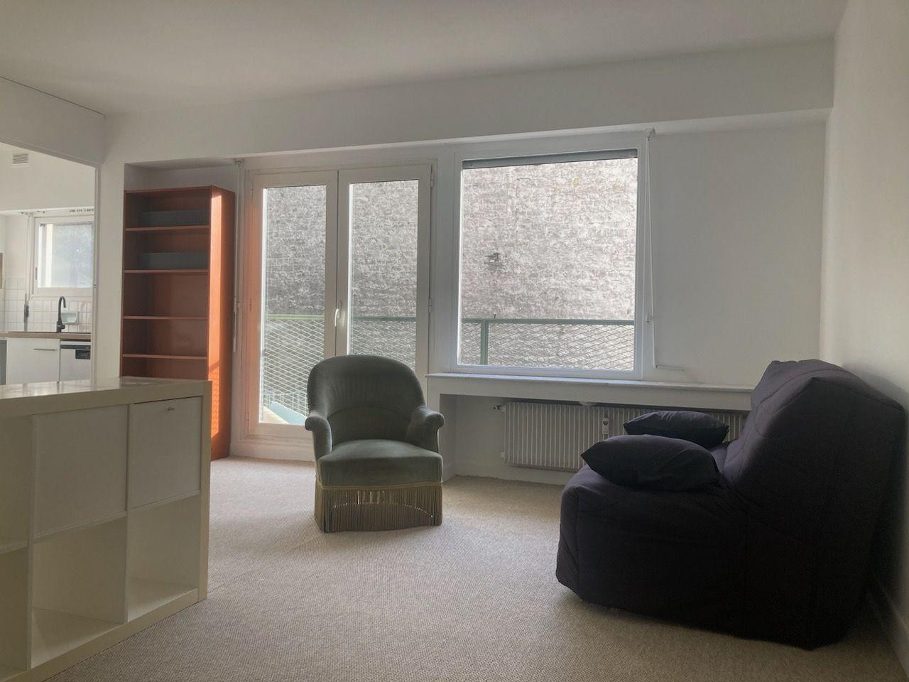 
                                                Location
                                                 Paris 15, grand studio meublé clair et calme