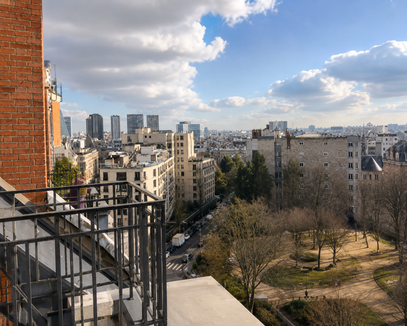 
                                                Vente
                                                 Paris 16e – Avenue Adrien Hébrard – Chambre de service au 8e étage avec ascenseur