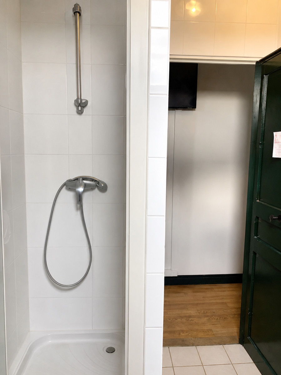 
                                                Vente
                                                 Paris 16e – Avenue Adrien Hébrard – Chambre de service au 8e étage avec ascenseur