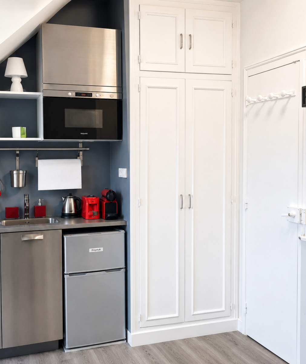 
                                                Vente
                                                 Paris 16e – Avenue Adrien Hébrard – Chambre de service / studio au 8e étage avec ascenseur