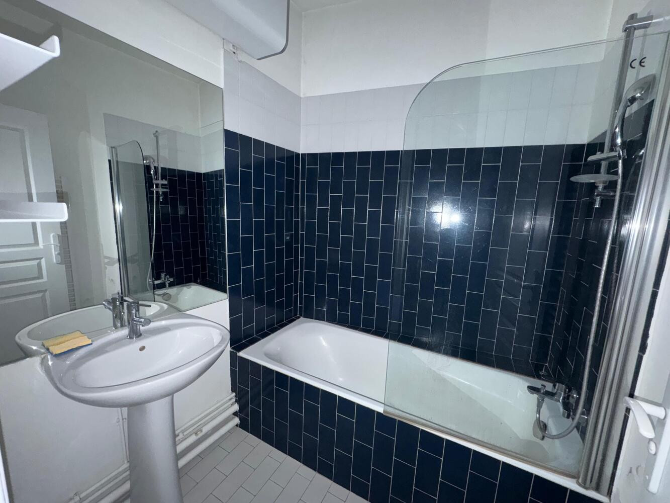 
                                                Location
                                                 PARIS 18e – MONTMARTRE HISTORIQUE – STUDIO D'