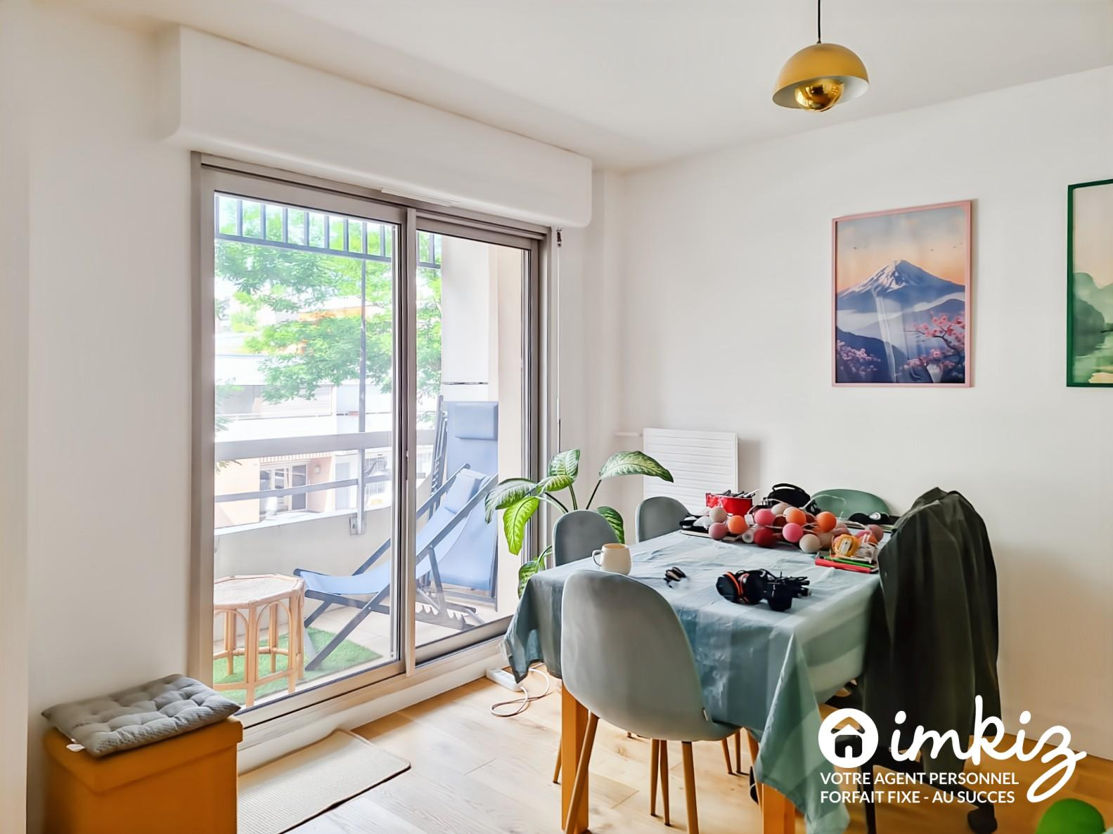 
                                                Vente
                                                 Paris 19e – 3P refait à neuf, traversant, 2 loggia