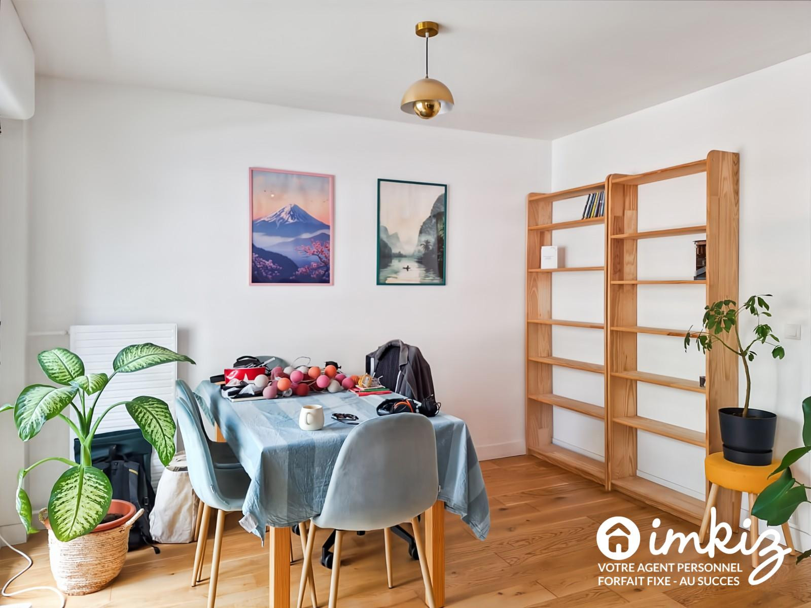 
                                                Vente
                                                 Paris 19e – 3P refait à neuf, traversant, 2 loggia