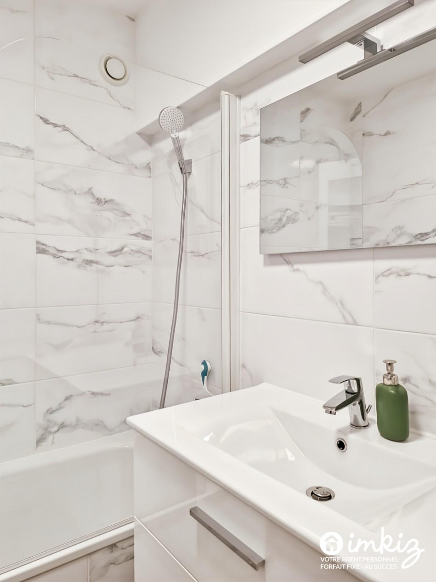 
                                                Vente
                                                 Paris 20ème 3P traversant 66 m² rénové avec cave