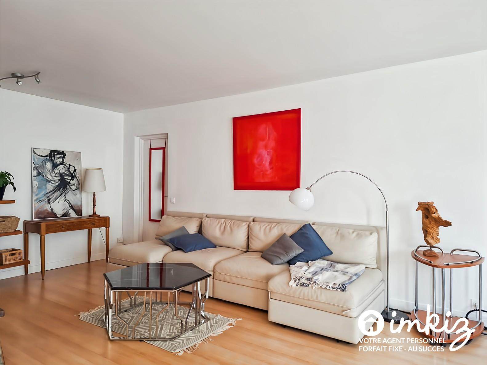 
                                                Vente
                                                 Paris 20ème 3P traversant 66 m² rénové avec cave