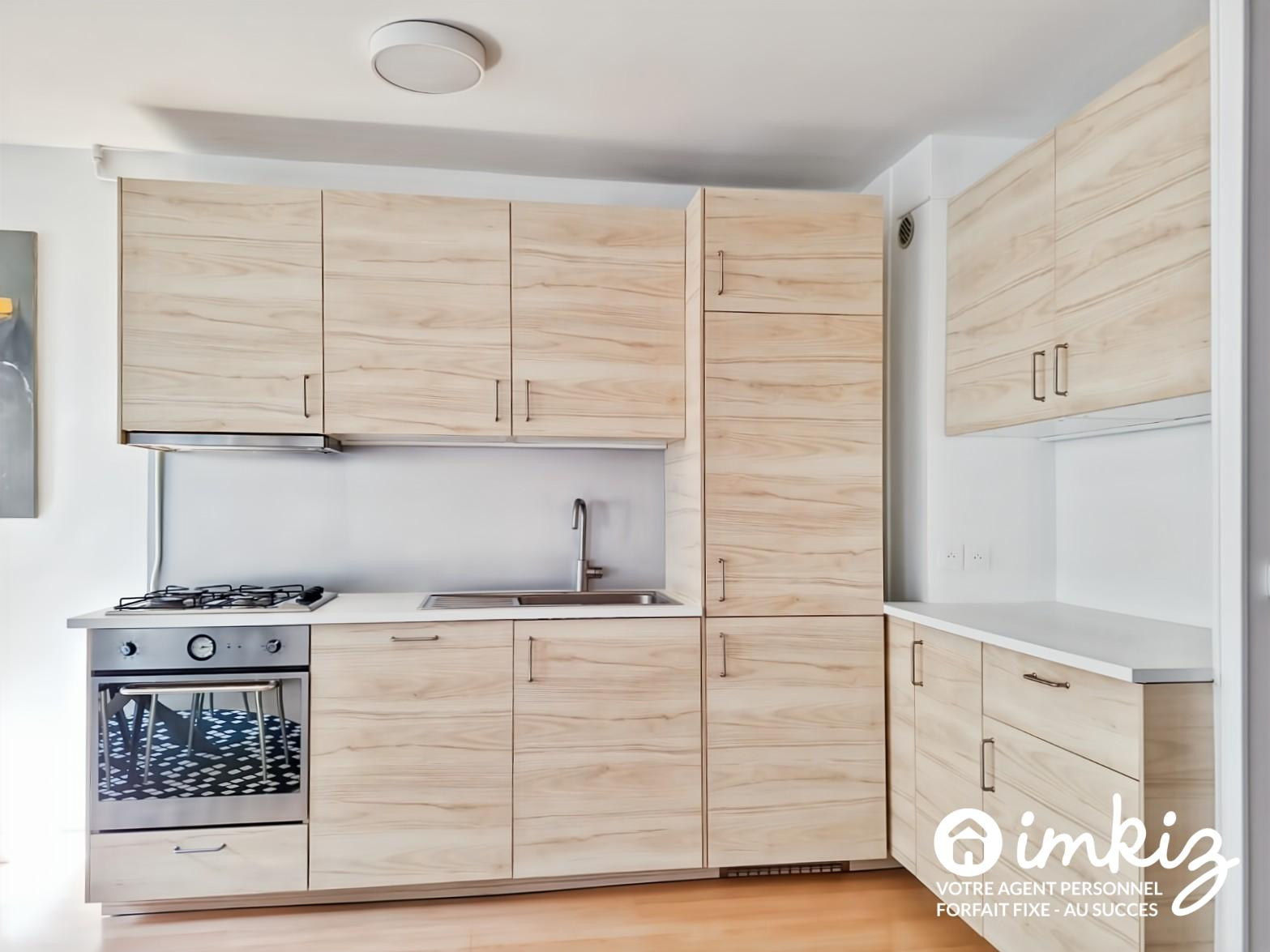 
                                                Vente
                                                 Paris 20ème 3P traversant 66 m² rénové avec cave