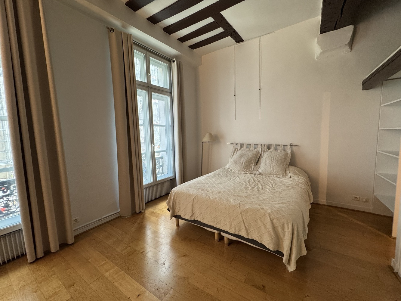 
                                                Location
                                                 PARIS 6 - RUE DAUPHINE | Grand Studio meublé