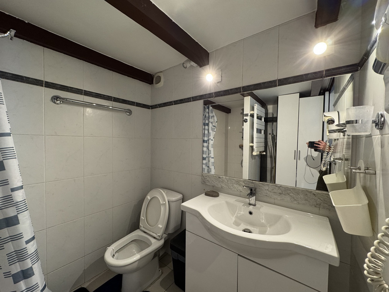 
                                                Location
                                                 PARIS 6 - RUE DAUPHINE | Grand Studio meublé