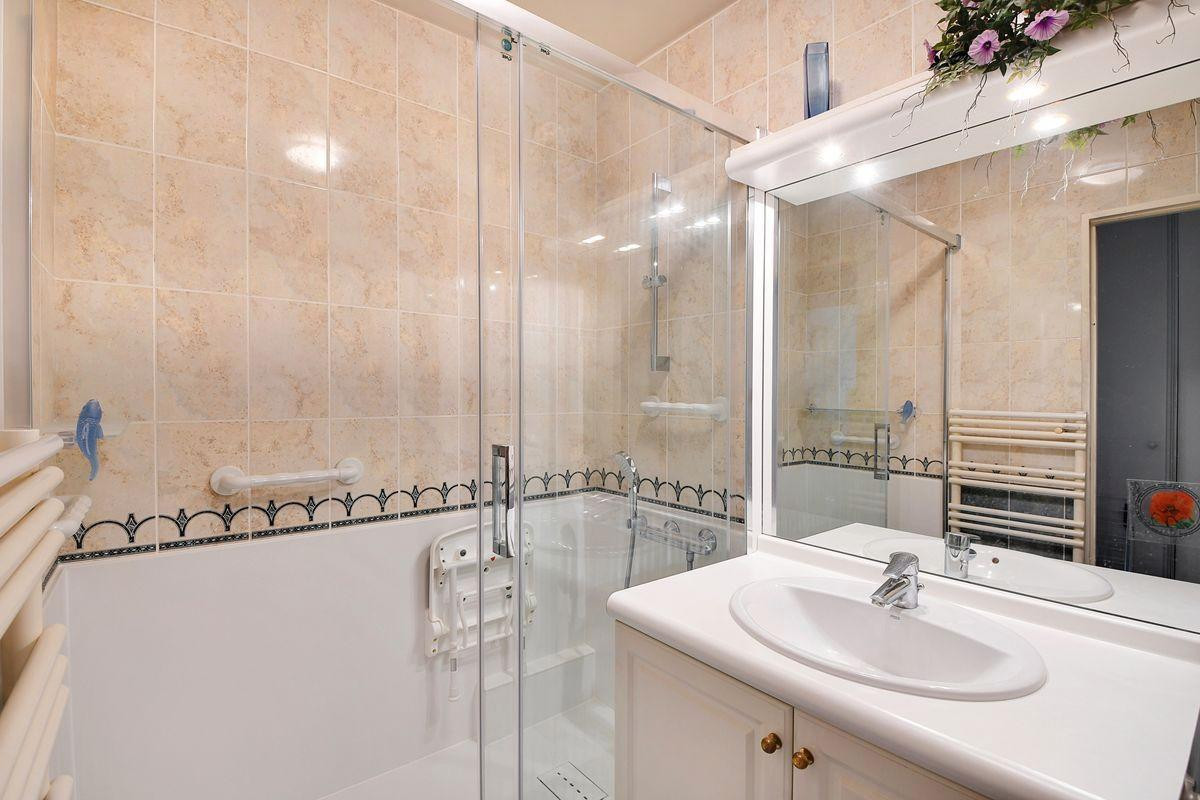 
                                                Location
                                                 Paris Charenton 2P refait à neuf 46M2 1295 CC