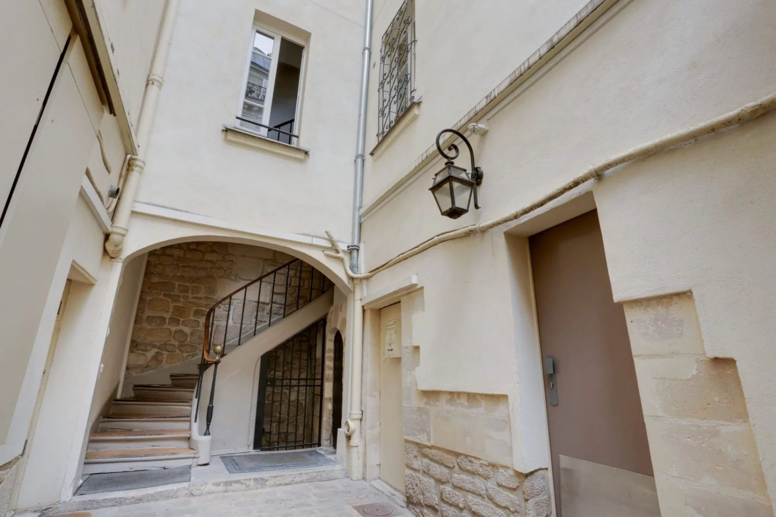 
                                                Vente
                                                 PARIS III - PONT AUX CHOUX - MAGNIFIQUE 2 PIECES