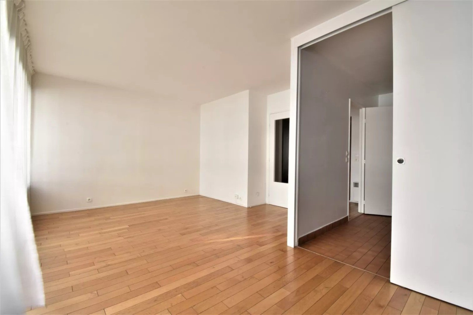 
                                                Vente
                                                 PARIS XV - COMMERCE/THEATRE - DEUX PIECES