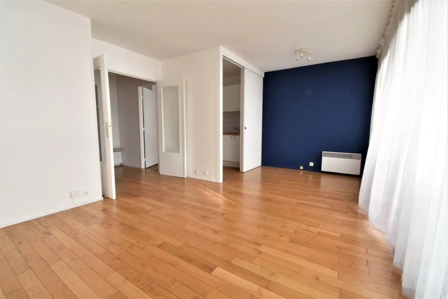 
                                                Vente
                                                 PARIS XV - COMMERCE/THEATRE - DEUX PIECES