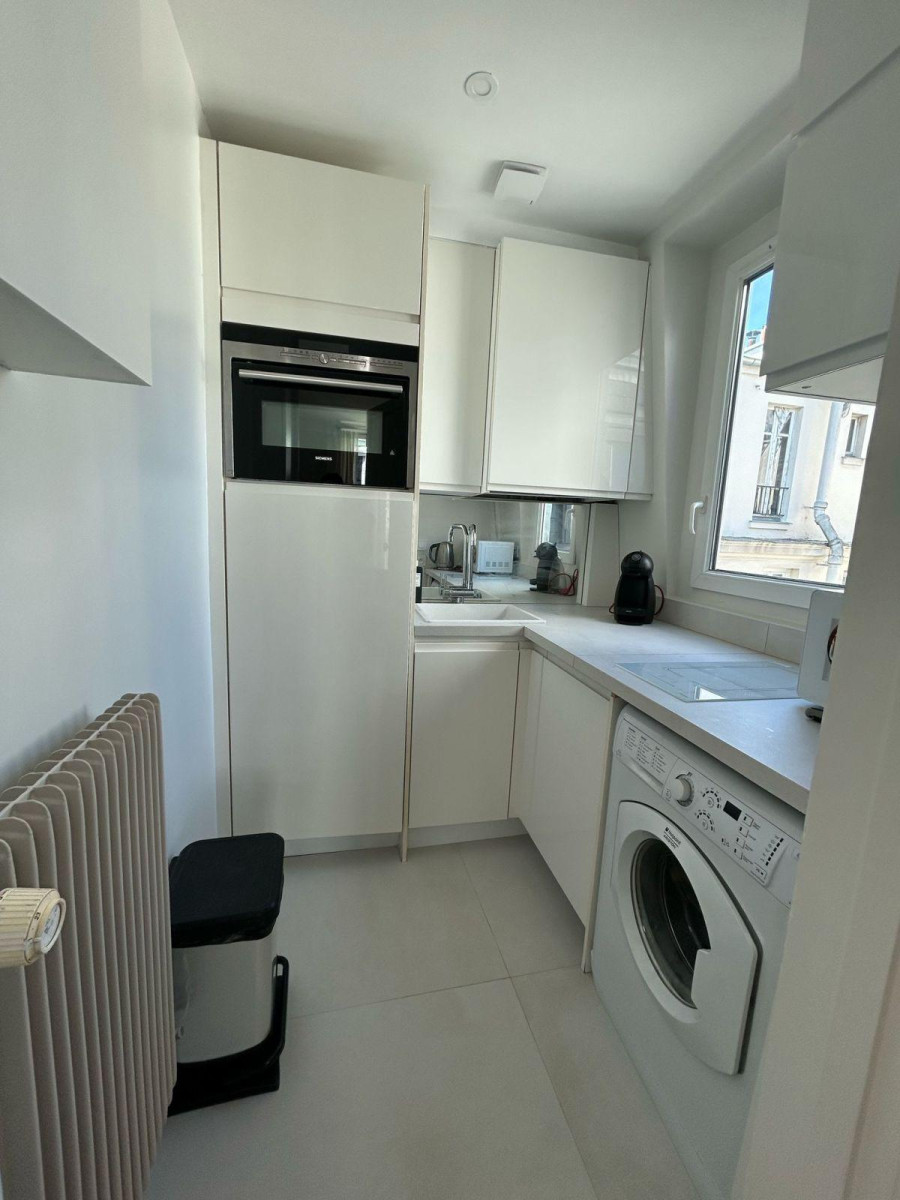 
                                                Location
                                                 Paris XVl Apparement haussemanien