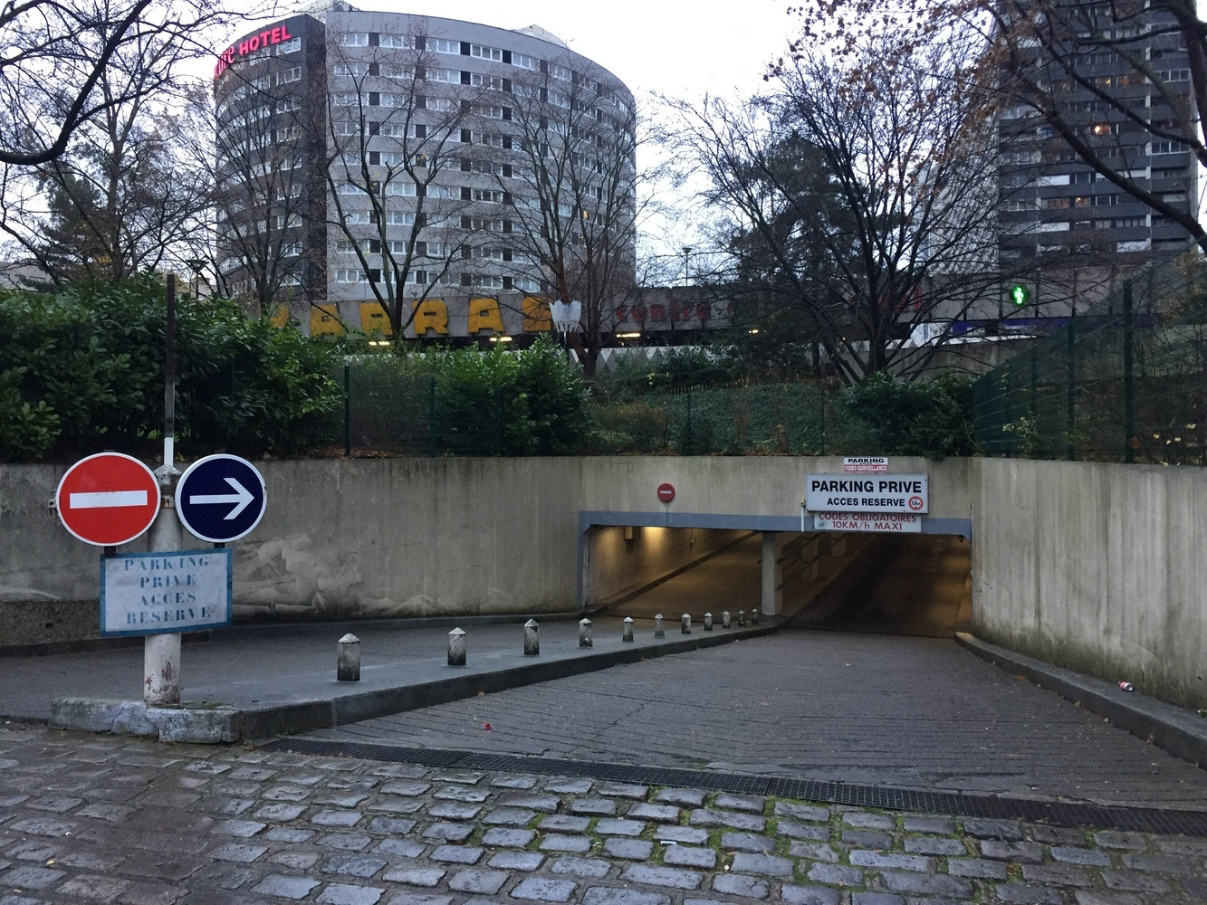 
                                                Location
                                                 Parking sécurisé à louer