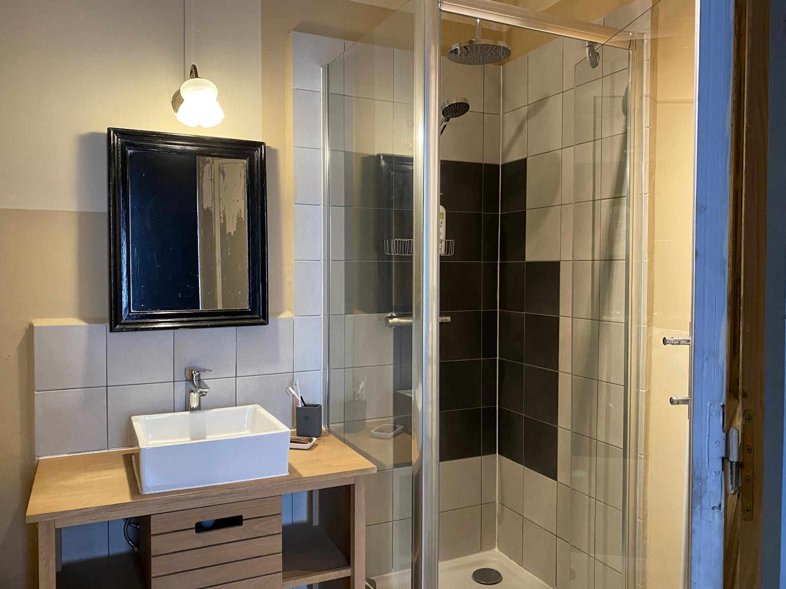 
                                                Location
                                                 Part. loue T1 bis meublé