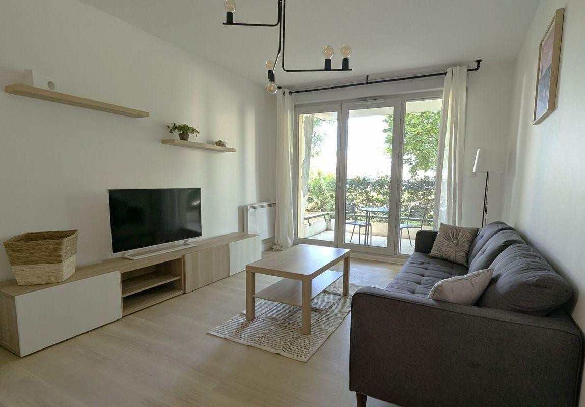 
                                                Location
                                                 Part Loue T2 meublé Saint Simon centre