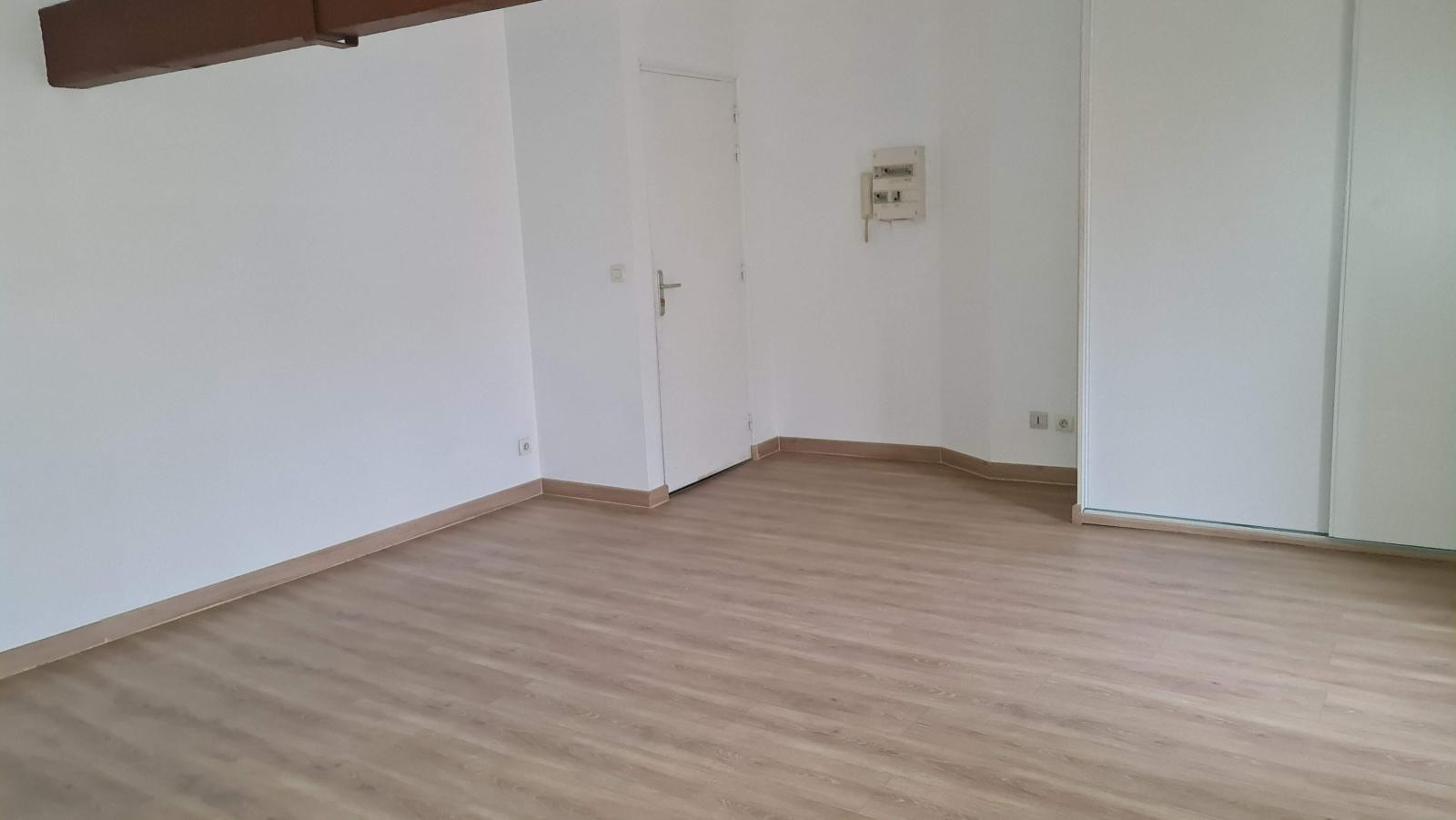 
                                                Location
                                                 PARTICULIER LOUE STUDIO DE 28 M2