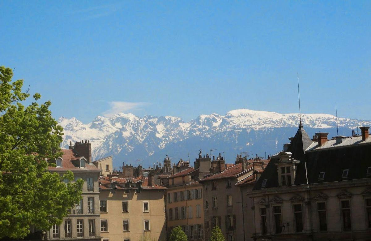 
                                                Location
                                                 Particulier loue T2 bis meublé 45m2 Grenoble