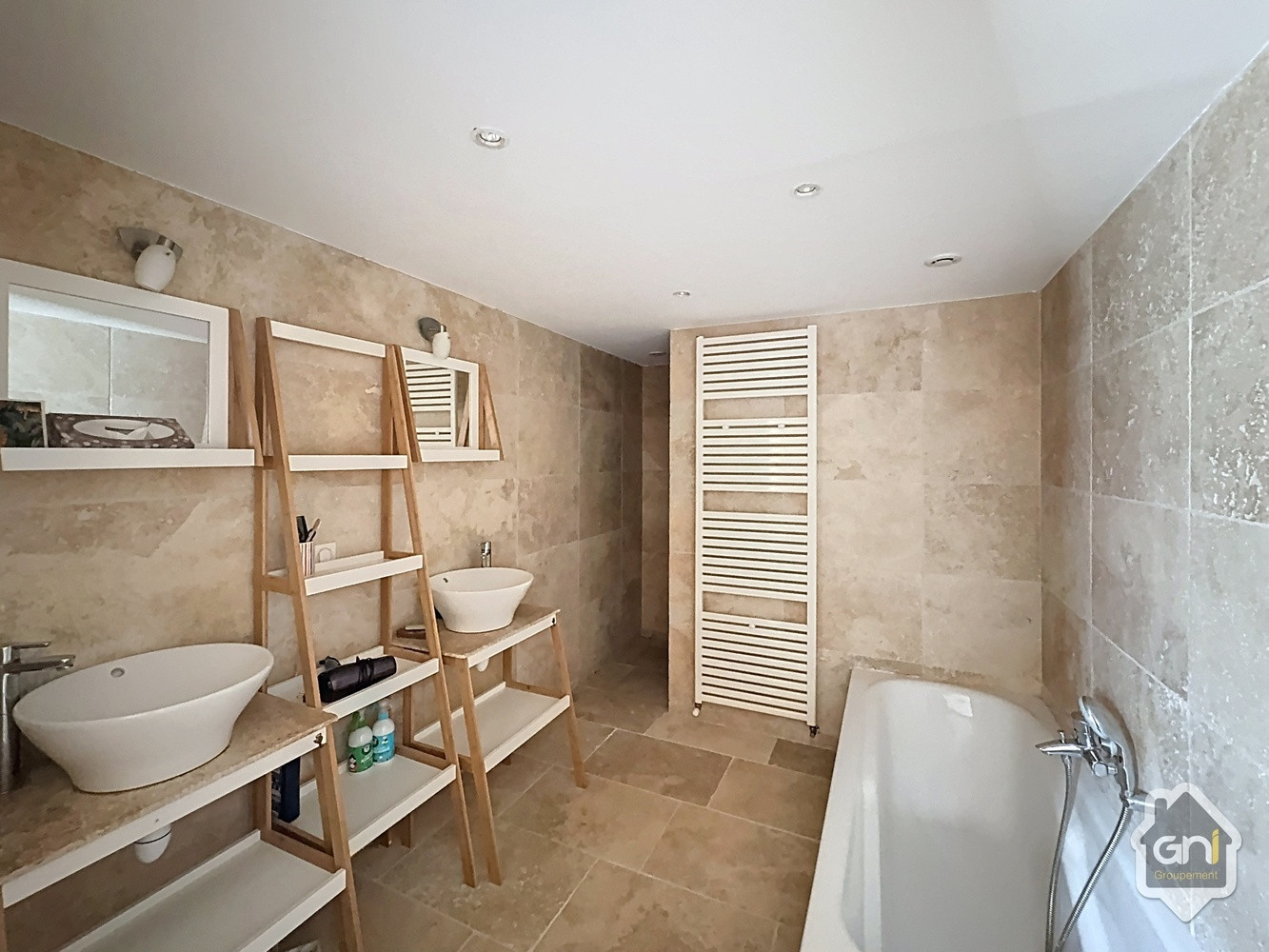 
                                                Vente
                                                 Partie de Mas avec dépendance sur terrain