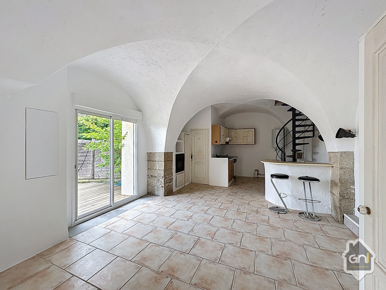 
                                                Vente
                                                 Partie de Mas avec dépendance sur terrain